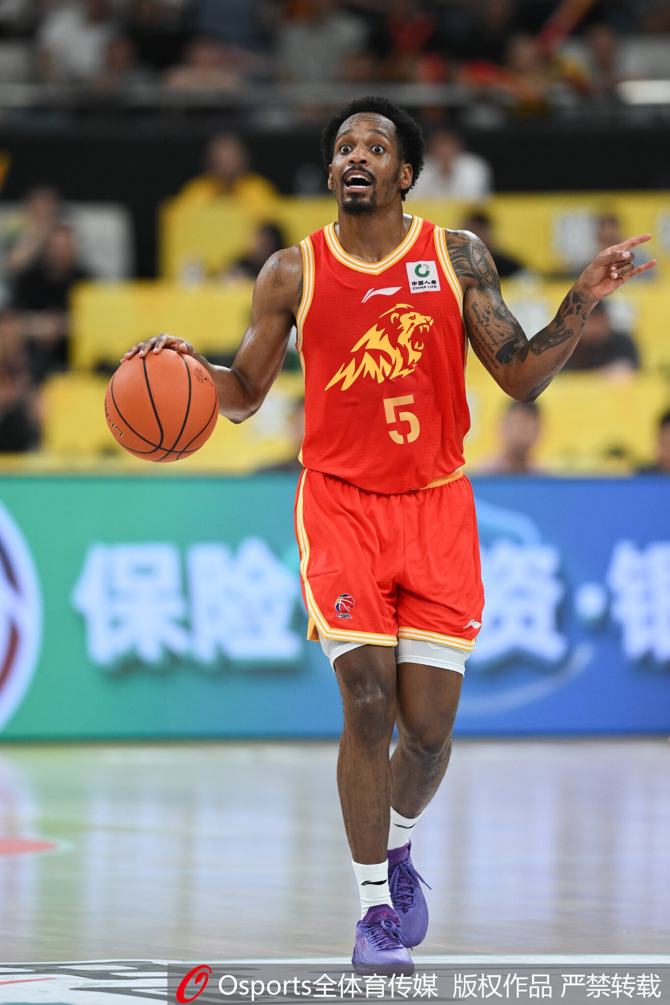 亚博体育-攻得很凶！小巴里·布朗半场13中5砍下15分1板2助2断